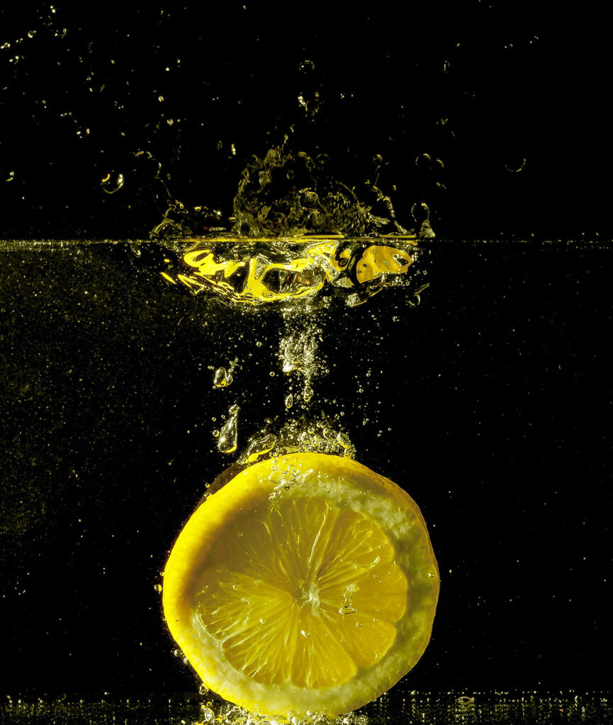 i benefici di bere acqua e limone tutti i giorni